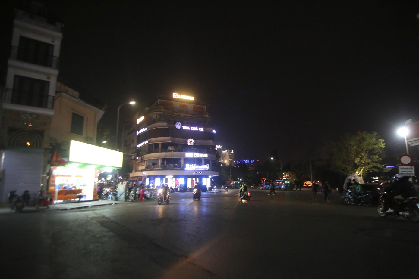 Khu vực quảng trường Đông Kinh Nghĩa Thục tối 31/12 như ngày thường dù chỉ còn vài tiếng nữa sẽ bước sang năm 2022.