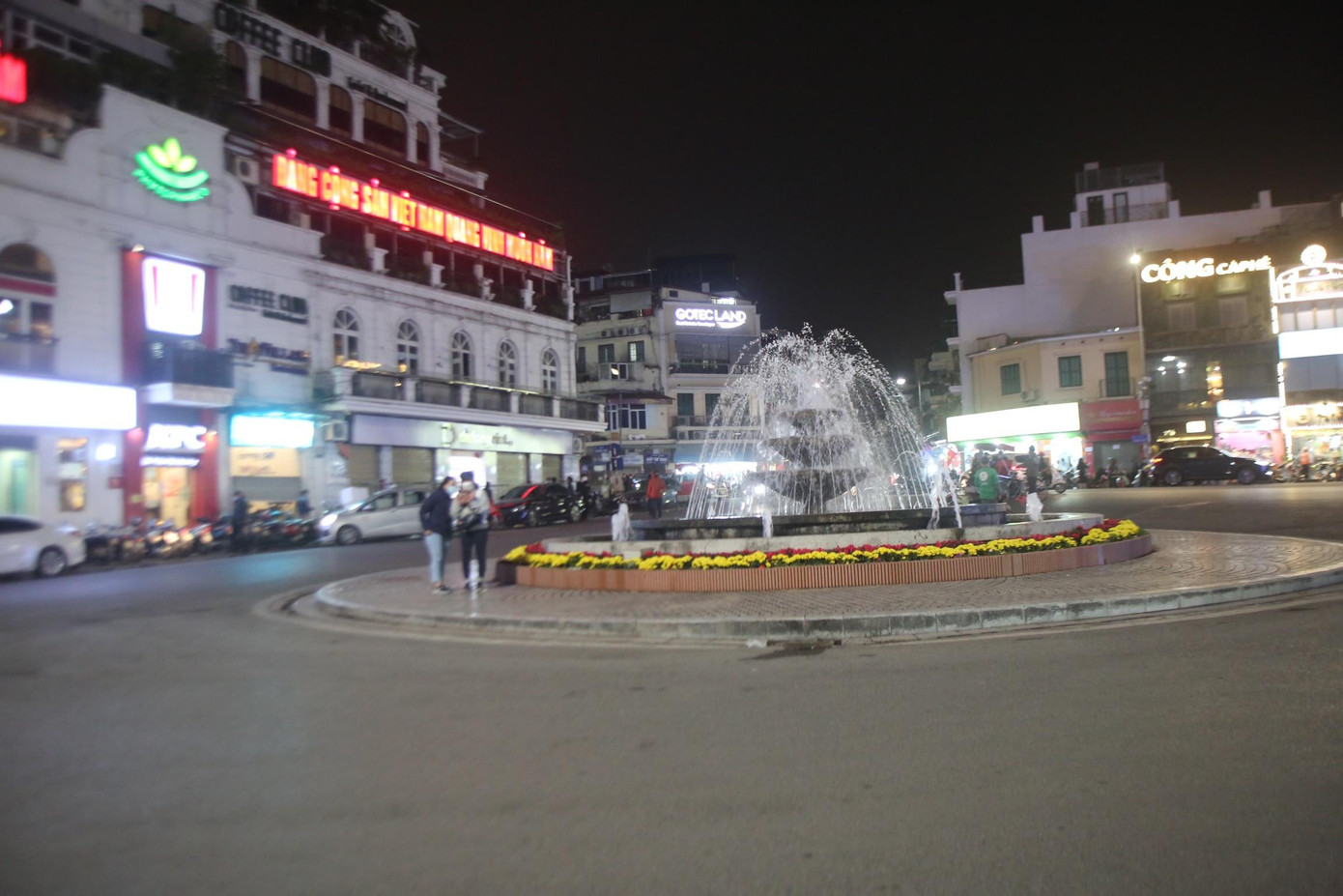 Tâm lý của người dân ngại ra đường do lo dịch COVID-19 nên các khu vực trung tâm của thành phố khá vắng vẻ trong đêm cuối cùng của năm 2021.