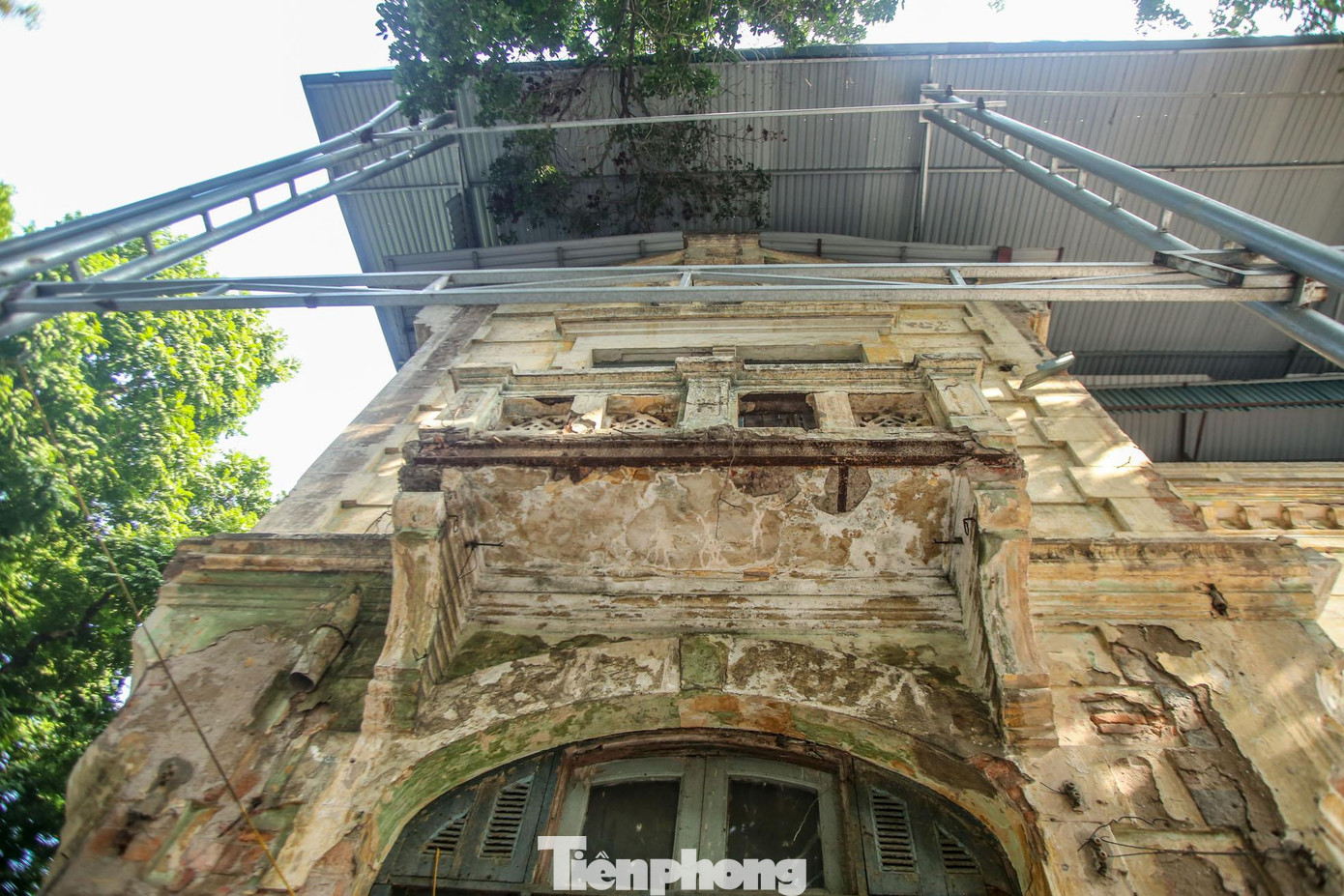 Nhìn từ bên ngoài, ngôi biệt thự đã bị bong tróc nham nhở.