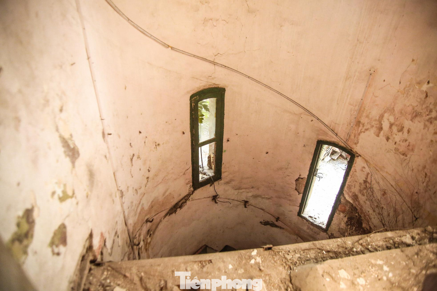 Cầu thang bên trong nhà đã bị phá bỏ.