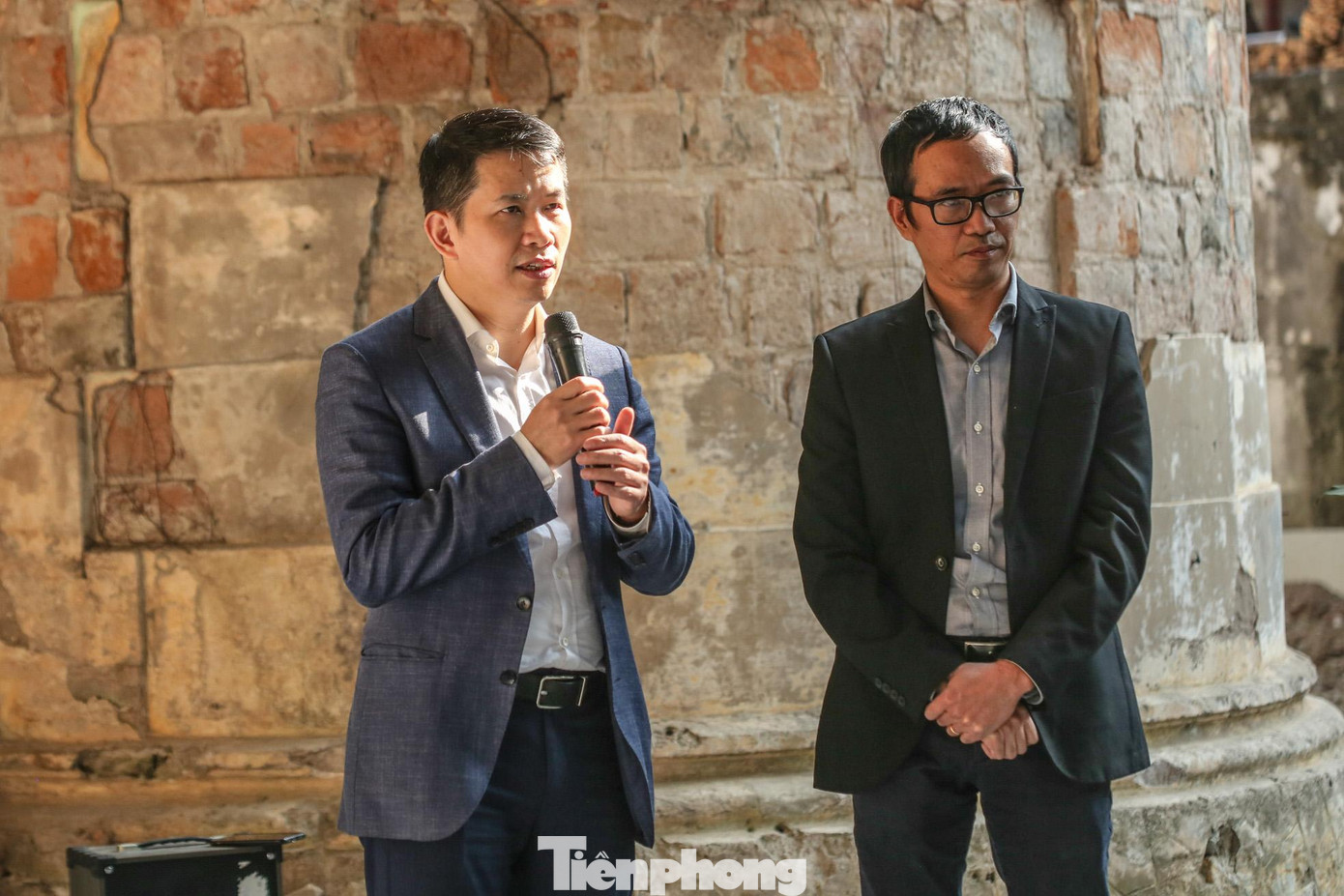 Ông Phạm Tuấn Long - Chủ tịch UBND quận Hoàn Kiếm cho biết: "Đối với dự án tu bổ biệt thự mẫu tại số 49 Trần Hưng Đạo - 46 Hàng Bài, đây là dự án TP Hà Nội hợp tác với Cơ quan hợp tác quốc tế vùng Thủ đô Paris (PRX) đặt ra 1 biệt thự mẫu được từ năm 2014 và quận Hoàn Kiếm được thành phố giao là đơn vị thực hiện dự án này. Sau khi nhận dự án, chúng tôi tiến hành giải phóng mặt bằng toàn bộ 15 hộ dân trong khu vực này, đồng thời tập trung nghiên cứu, lên phương án thiết kế. Đến bây giờ cơ bản đã hoàn thành kế hoạch đề ra".