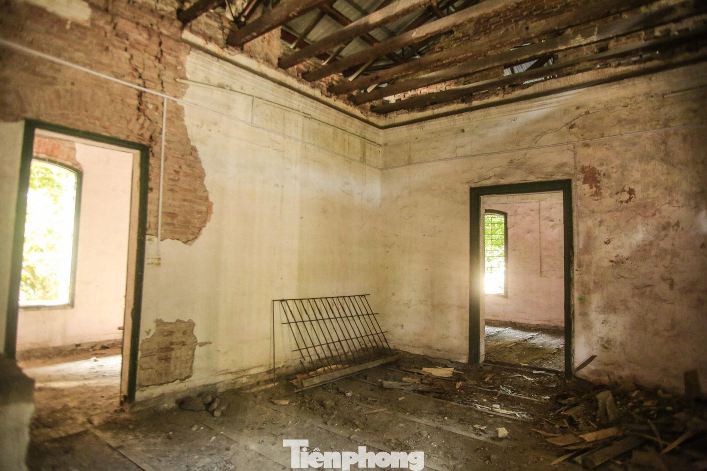 Bên trong ngôi biệt thự, cảnh hoang tàn hiện ra rõ nét hơn với những mảng trần, mảng tường, sàn nhà bị thủng khá rộng, những chiếc cột chống bị nứt toác.