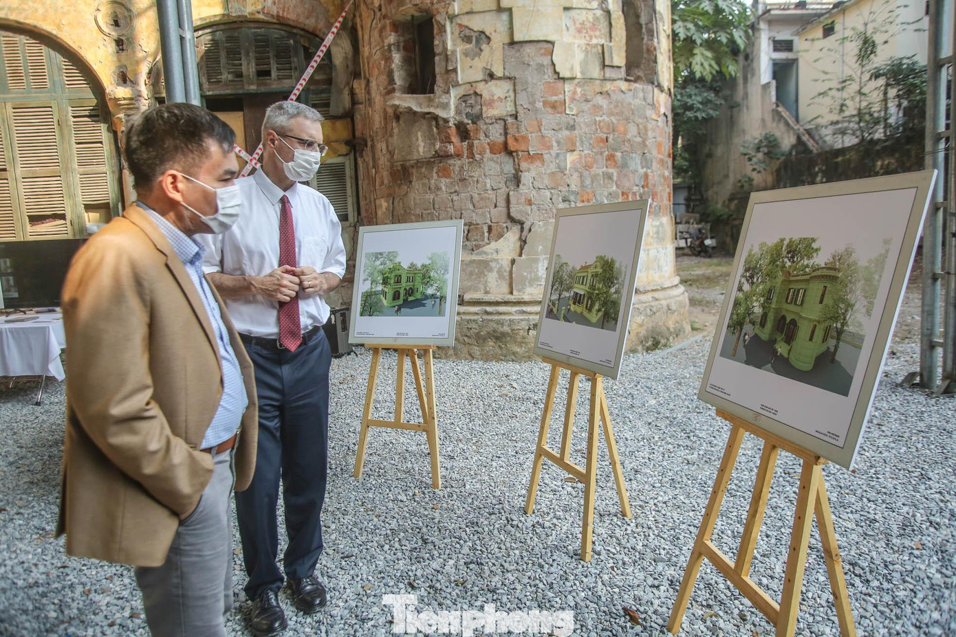 "Chúng ta đang đứng trước một công trình di sản có giá trị của thành phố Hà Nội, tuy nhiên chúng ta cũng thấy hiện trạng đang xuống cấp rất là nghiêm trọng. Với tư cách là đại diện của Đại sứ quán Pháp tại Hà Nội, chúng tôi khẳng định rằng, chúng tôi luôn luôn ủng hộ toàn diện đối với tất cả các dự án bảo tồn di sản, công trình của đô thị", ông Nicolas Warnery, Đại sứ đặc mệnh toàn quyền Cộng hòa Pháp tại Việt Nam khẳng định tại buổi triển lãm.