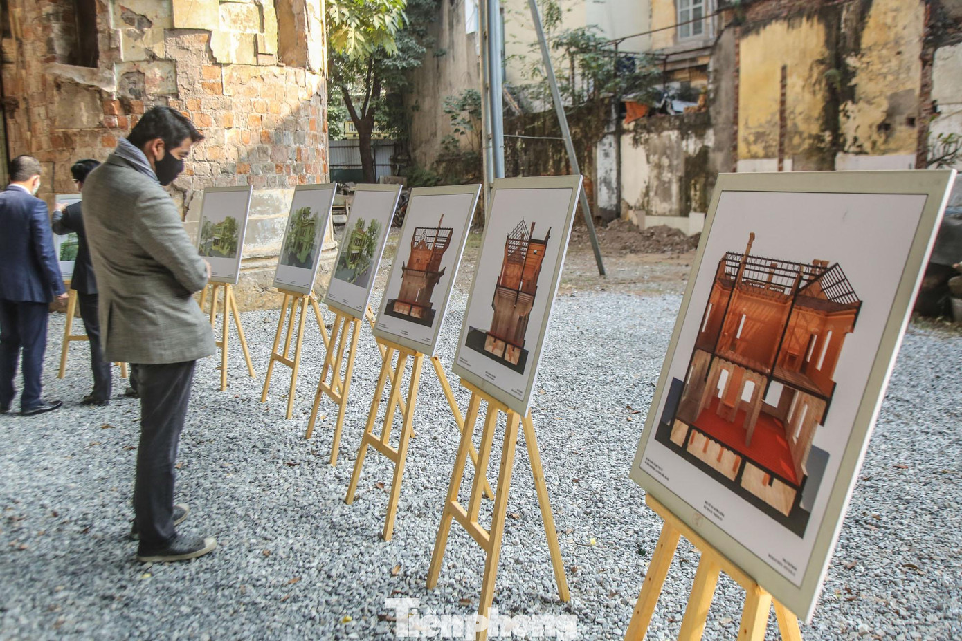 Các bản vẽ được thiết kế chi tiết của ngôi biệt thự sau khi được cải tạo được trưng bày tại triển lãm.