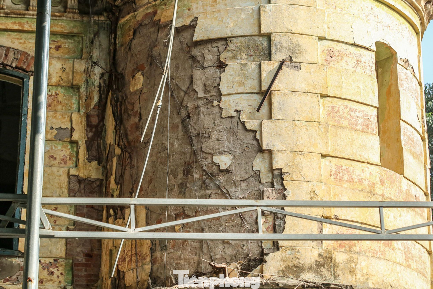 Trên các bức tường rêu mốc, nghiêng ngả xuất hiện những vết nứt rộng.