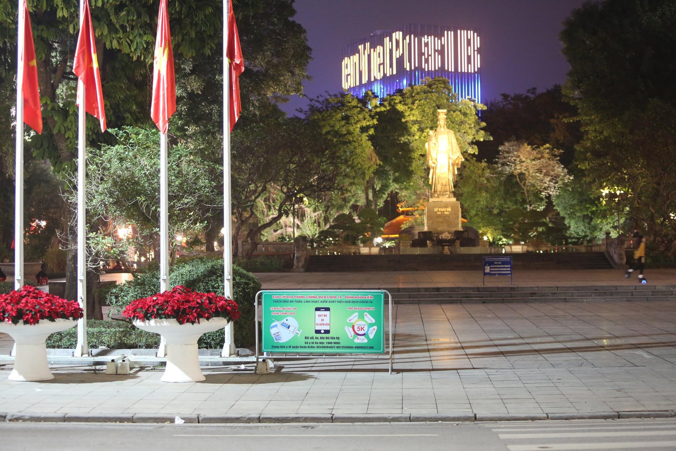 Khu vực vườn hoa tượng đài Lý Thái Tổ không một bóng người.