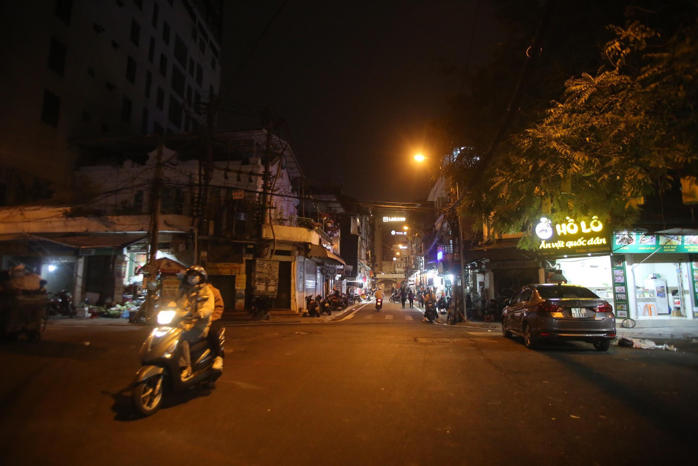 Khu vực phố cổ tối đèn.