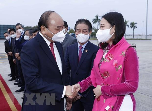 Phó Chủ tịch nước Võ Thị Ánh Xuân tiễn Chủ tịch nước Nguyễn Xuân Phúc tại Sân bay Quốc tế Nội Bài. (Ảnh: Thống Nhất/TTXVN).