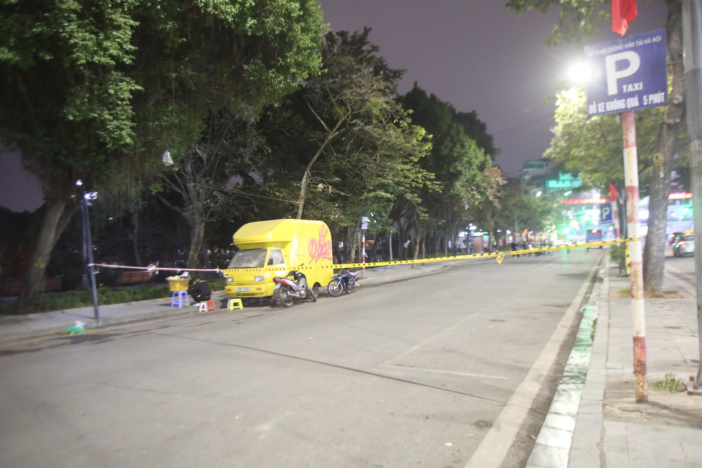 Khu vực bãi xe trông xe trống trải.