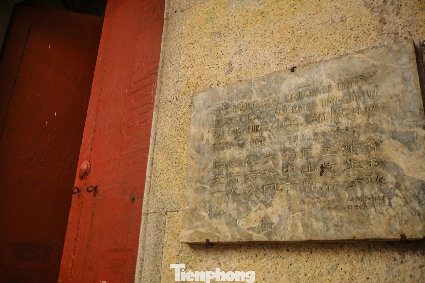 Tấm biển đá với những dòng lưu niệm đã mờ được gắn trước cổng Hội quán Quảng Đông tại 22 Hàng Buồm (quận Hoàn Kiếm, Hà Nội).