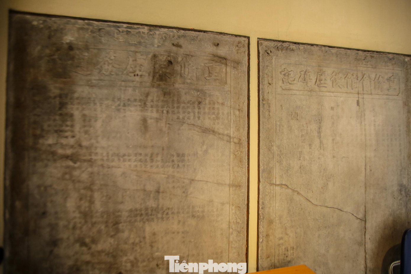 Những tấm bia đá khắc chữ tinh xảo.