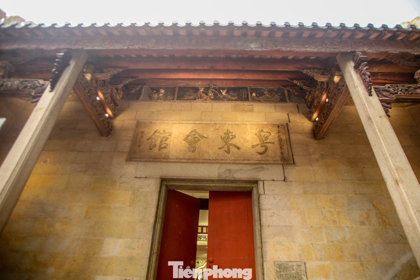 Ngay dưới thời Tây Sơn, năm 1801, người Quảng Đông đã dựng Hội quán. Sau đó hơn mười năm, cộng đồng Phúc Kiến cũng dựng Hội quán. Hai tòa hội quán là nơi thờ của bà Thiên Hậu, nơi tụ họp của người Hoa. Thời ấy, có 4 cộng đồng người Hoa ở Thăng Long, là Quảng Đông, Phúc Kiến, Triều Châu và Hải Nam. Người Quảng Đông thành lập cộng đồng sớm và mạnh nhất, chiếm hầu hết phố Đường nhân, nên phố này còn gọi là Quảng Đông hay Việt Đông, nay là Hàng Ngang. Khu người Phúc Kiến ở cũng gọi là phố Phúc Kiến, nay là phố Lãn Ông. Hai cộng đồng này chiếm lĩnh hầu hết các gian phố giao thương ở khu vực lại mở rộng sang cả Hàng Buồm, Hàng Bạc.