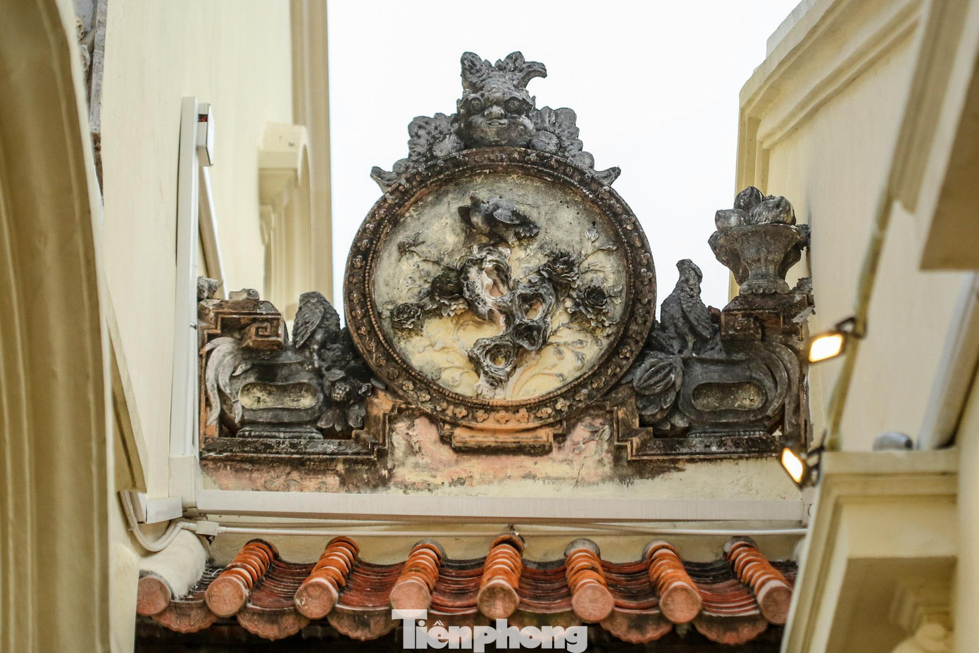 Phù điêu mái với kiến trúc độc đáo.