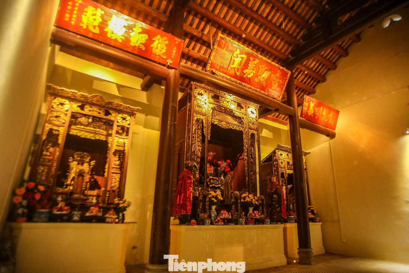 Khám thờ Hội quán Quảng Đông.