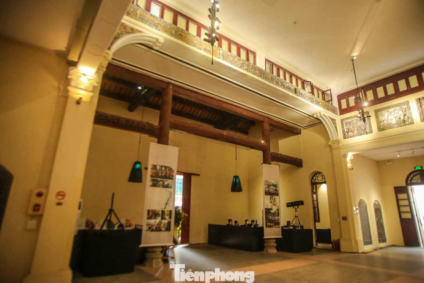 “Theo những bước nghiên cứu dựa trên toàn bộ là bản đồ, Hội quán cũng biến đổi qua các quá trình thời gian khác nhau, từ một cấu trúc công trình theo không gian truyền thống của Việt Nam, rồi đến giai đoạn năm 1920-1930, toàn bộ những vật liệu được nhập từ Pháp về, kết cấu vòm cao ở giữa là kết cấu thép thì mới có thể có không gian lớn như hiện tại. Sau năm 1975, không gian Hội quán Quảng Đông được trưng dụng để làm trường mẫu giáo, về sau ít ai biết đến sự hiện diện của nó. Việc trùng tu trở nên khó khăn và chúng tôi phải tìm hiểu rất kỹ trước khi phục dựng", KTS Di sản Nguyễn Hoàng Phương, BQL Phố cổ Hà Nội chia sẻ.