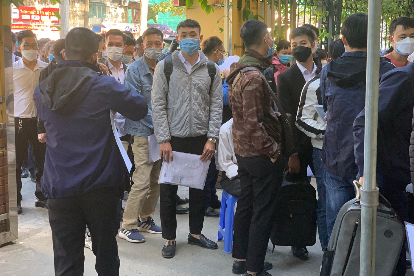 &quot;Tôi xếp hàng từ 8h sáng, đến trưa vẫn không đến lượt, sợ mất chỗ nên không dám đi đâu, mãi tới chiều mới có thể đăng ký làm thủ tục. Đăng ký thời điểm này tôi tiết kiệm được vài chục triệu đồng tiền phí trước bạ&quot;, một người đi đăng ký xe chia sẻ.