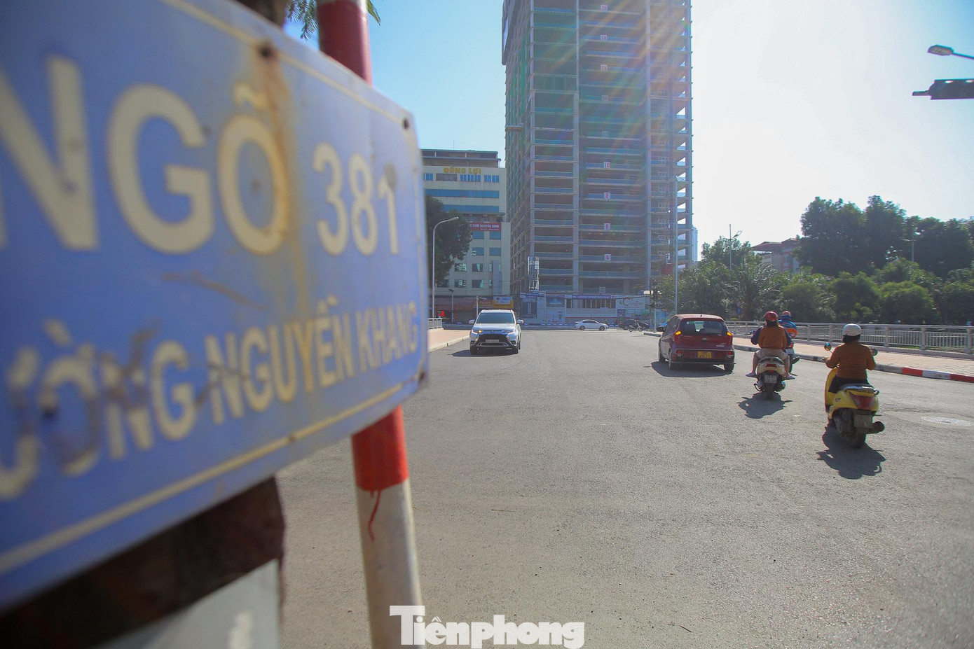 Bên phía quận Cầu Giấy, cây cầu nối với ngõ 381 đường Nguyễn Khang, phía quận Đống Đa giao với đường Láng.