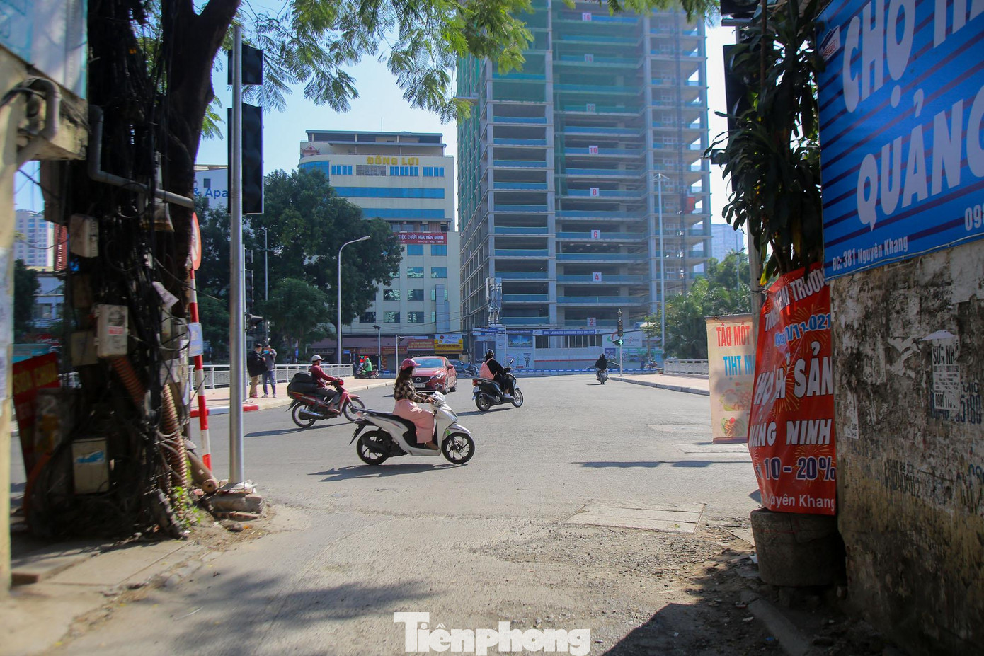 "Ở đây cứ đến giờ chiều là tắc, người trong ngõ đi ra, người đi thẳng, người rẽ sang cầu, không có đèn giao thông, các phương tiện không nhường nhau là tắc. Khi có cầu mới, có đèn giao thông thì tình trạng trên sẽ được cải thiện hơn", anh Tuấn (quận Cầu Giấy, Hà Nội) chia sẻ.