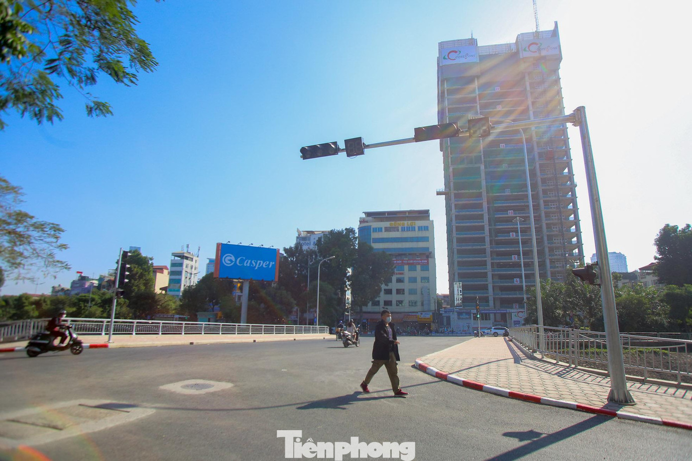 Hệ thống đèn giao thông được đặt tại hai bên cầu.