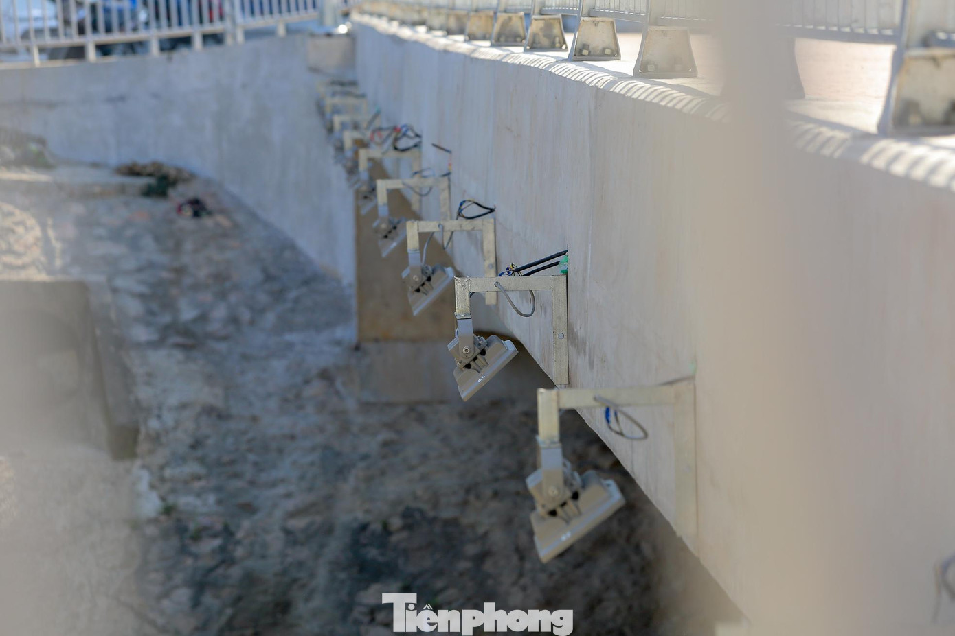 Hệ thống chiếu sáng tại khu vực dưới chân cầu.