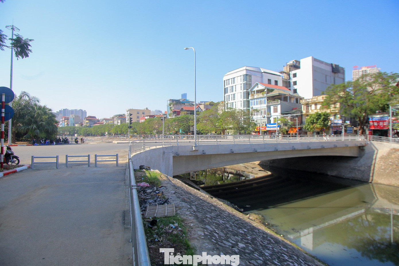 Phần vỉa hè cầu nối liền phần đường đi bộ dọc sông Tô Lịch.