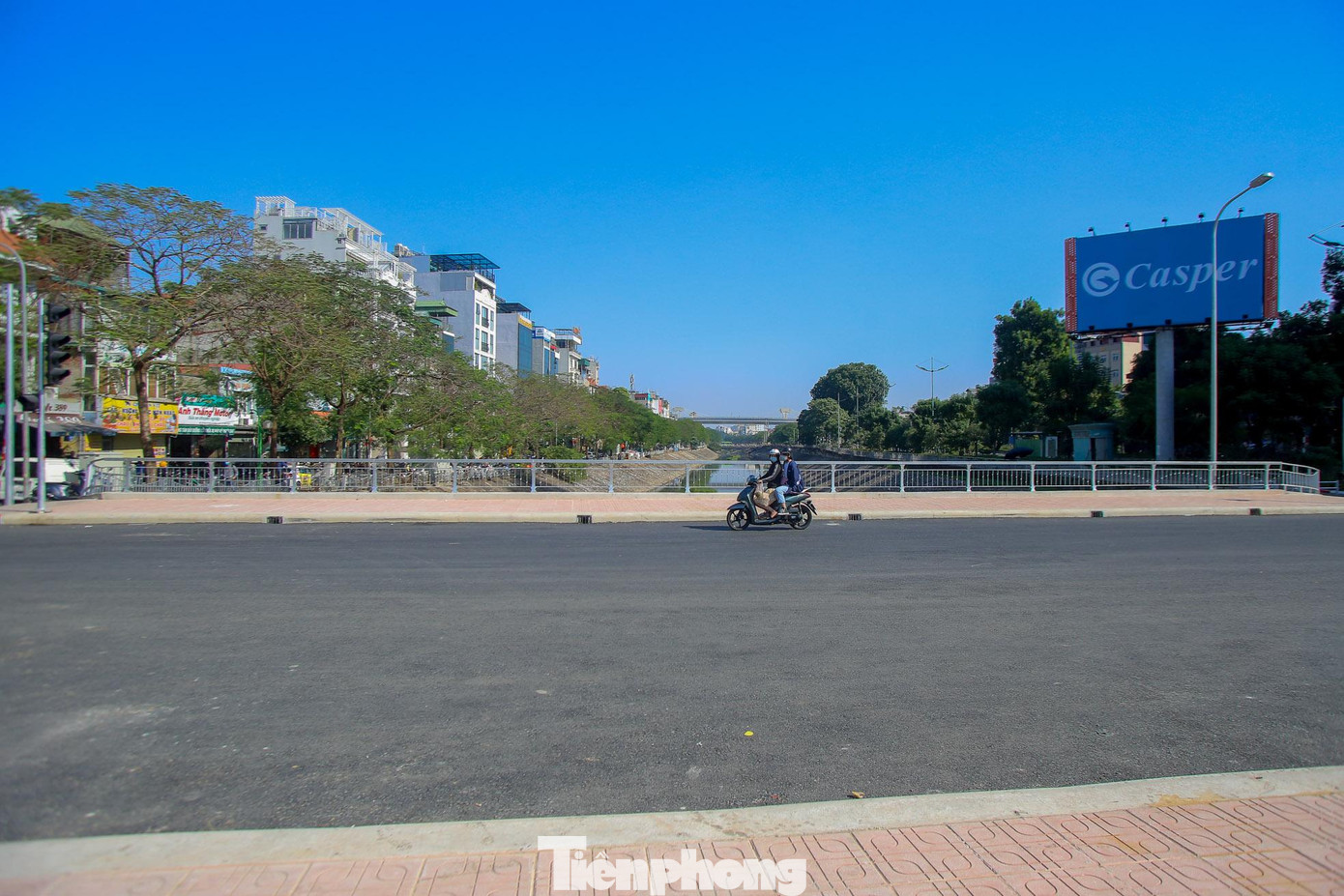 Một số hạng mục sơn kẻ vạch đường vẫn đang được nhà thầu tiếp tục thi công.