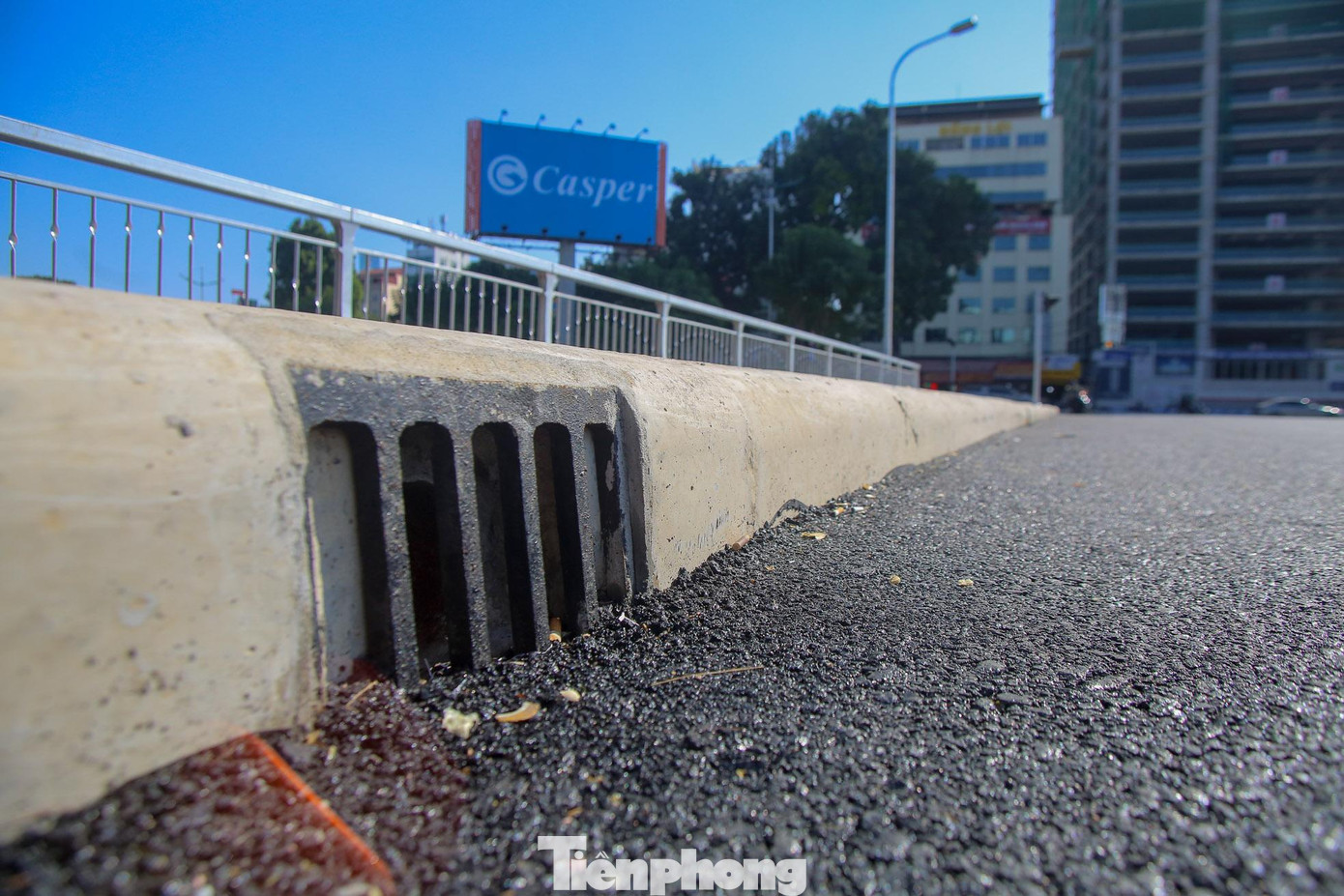 Hệ thống thoát nước dọc hai bên vỉa hè.