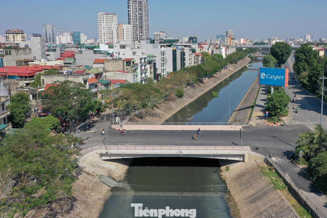 Theo ghi nhận của PV, cầu vượt qua sông Tô Lịch, nối liền hai quận Cầu Giấy và quận Đống Đa chính thức được đưa vào sử dụng sau 9 tháng thi công.