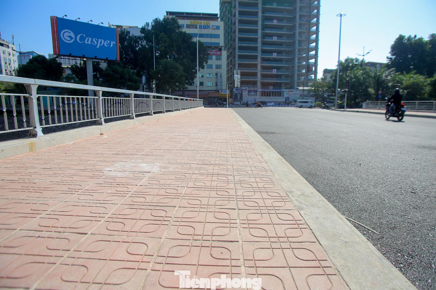 Vỉa hè rộng phục vụ cho người dân đi bộ.