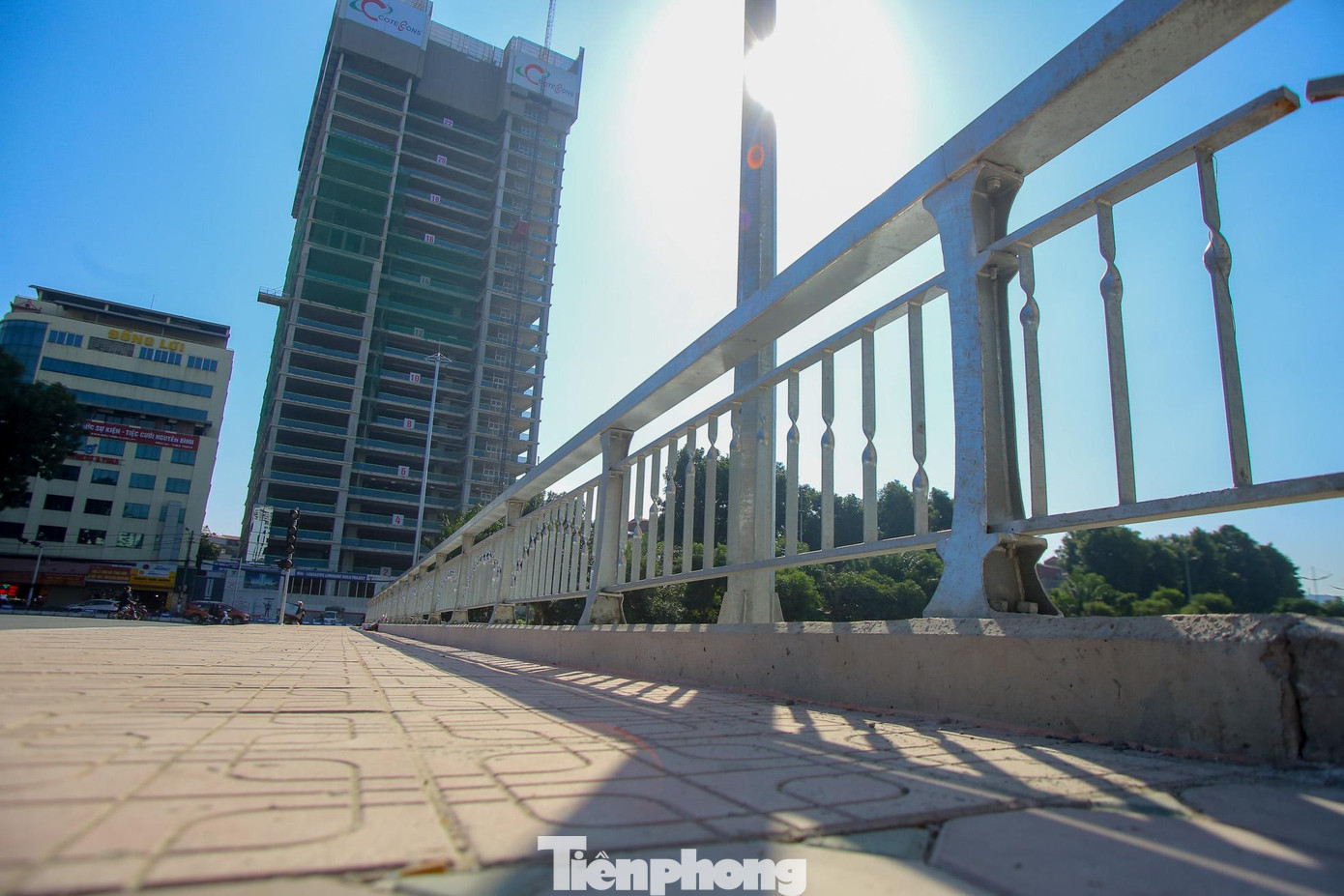 Lan can cầu làm bằng thép bao gồm hệ cột, tay vịn và thanh chống giữa được lắp đặt trên gờ chắn bê tông.