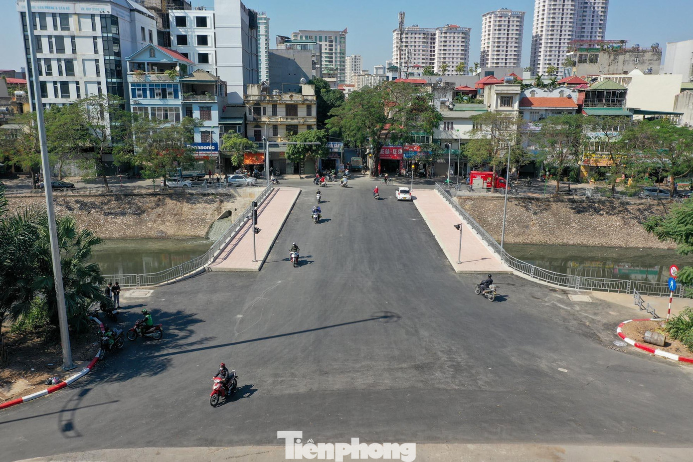 Cây cầu được bắt đầu thi công vào cuối tháng 2/2021 do Ban Quản lý dự án Đầu tư Xây dựng Công trình Giao thông TP. Hà Nội làm chủ đầu tư.