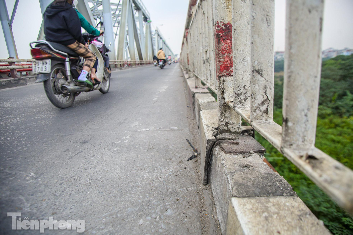 Lan can cầu xuất hiện tình trạng hoen rỉ, bê tông trơ sắt.