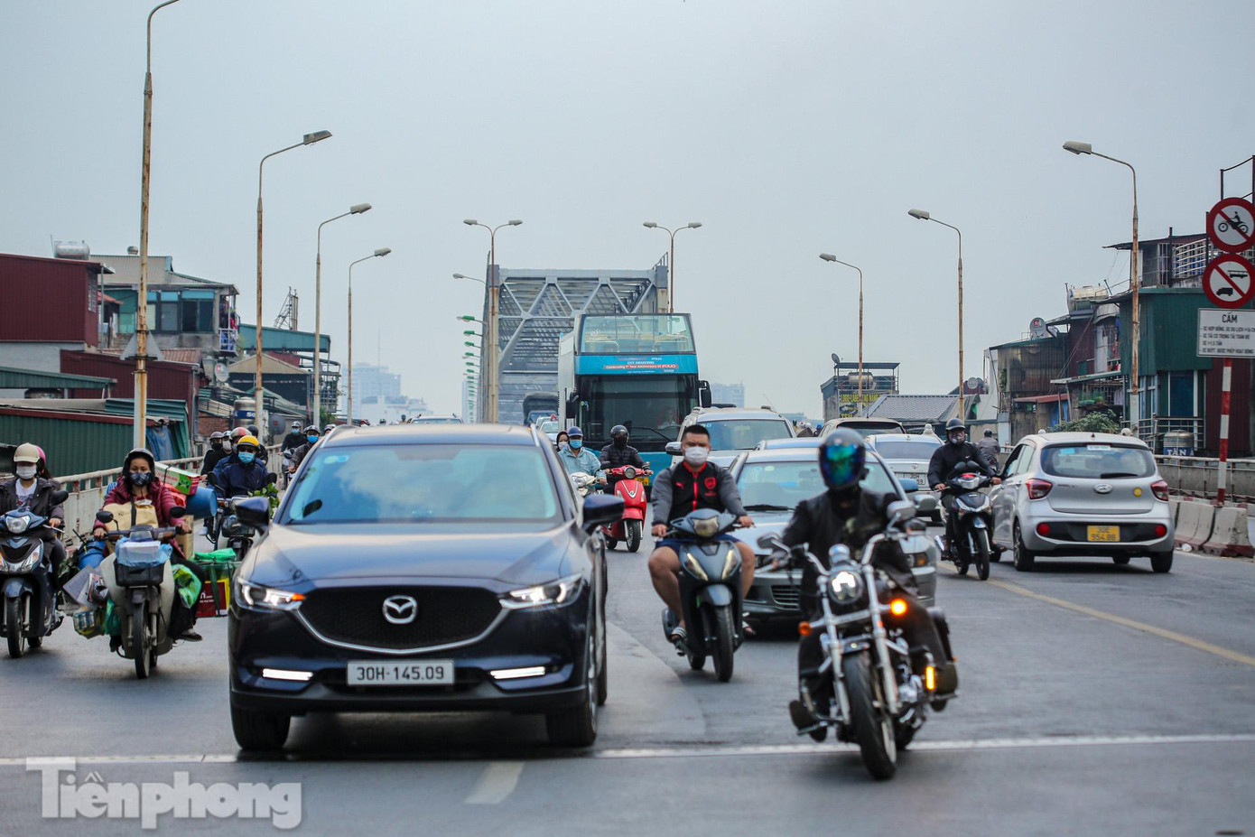 Hiện nay, mỗi ngày cầu "gồng gánh" hơn 95.000 lượt xe các loại - gấp 8 lần so với thiết kế. Giờ cao điểm thường xuyên xảy ra ùn tắc tại hai đầu cầu.