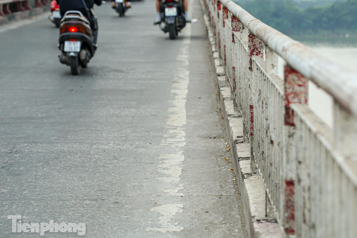 Chân thành cầu nứt toác, vỡ vụn.