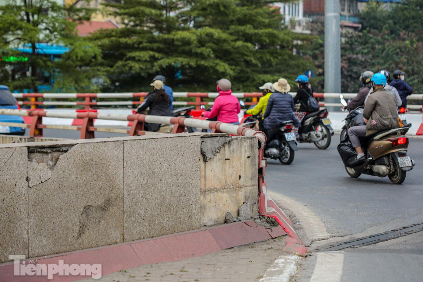 Lớp gạch ốp tại vòng xuyến lối lên cầu Chương Dương đã bị bong vỡ từ lâu.
