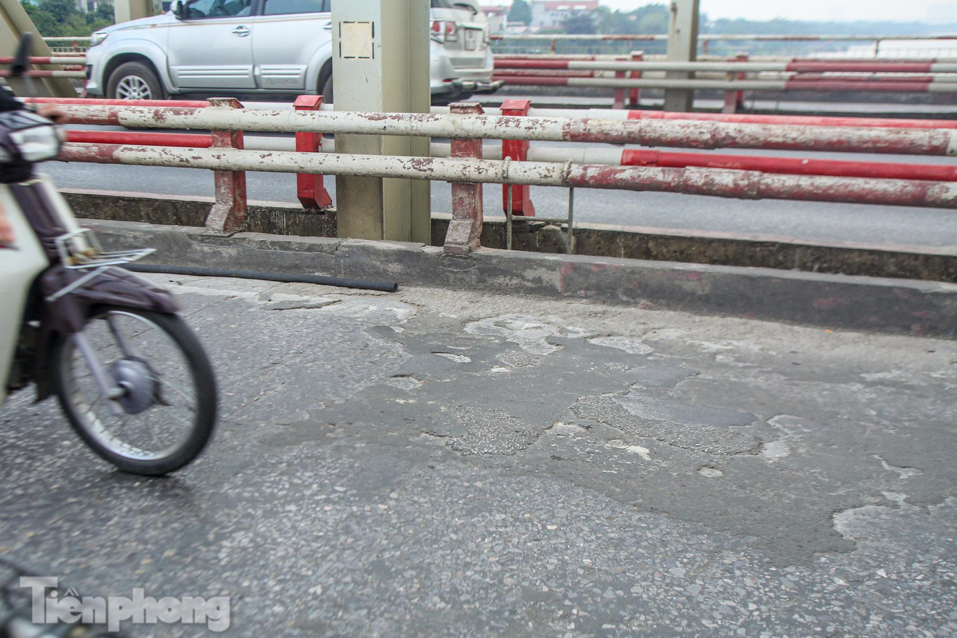 Lớp bê tông nhựa phần mặt cầu chính đã bị nứt vỡ, tập trung chủ yếu ở các vị trí trên dầm ngang cầu và khe nối của các bản bê tông lắp ghép gây thấm nước, tạo thành những ổ gà gây khó khăn cho người tham gia giao thông.