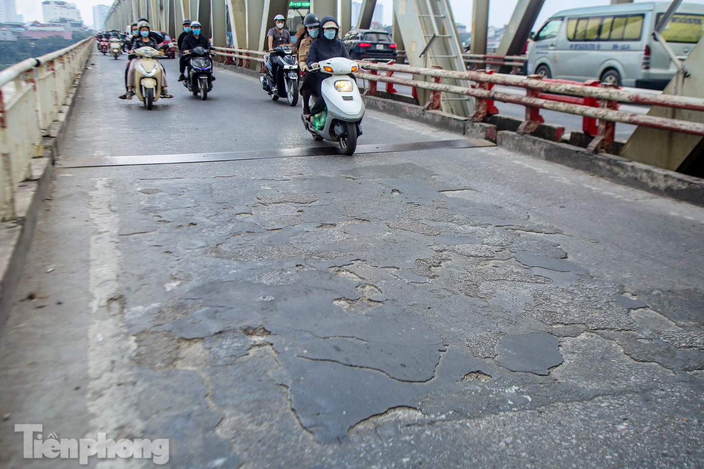 Ghi nhận của PV, đi dọc cầu không khó để bắt gặp những hạng mục đã hư hỏng, xuống cấp; các lớp sơn trên thành cầu bong tróc, hoen rỉ...