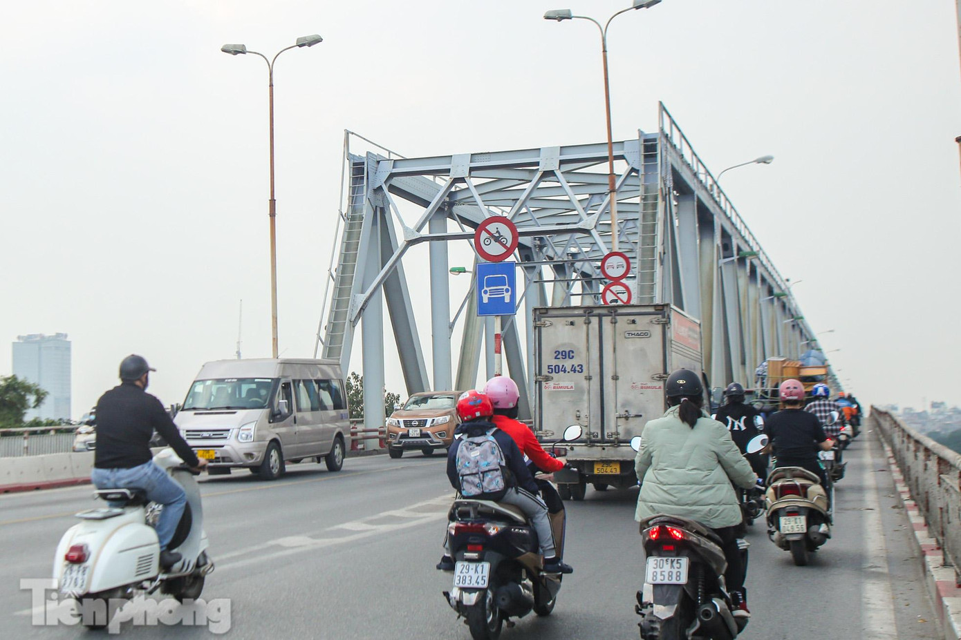 Cầu Chương Dương bắc qua sông Hồng, nối hai quận Hoàn Kiếm và Long Biên (Hà Nội), được hoàn thành vào năm 1985. Sau 30 năm đi vào hoạt động, mặc dù sửa chữa định kỳ nhưng nhiều hạng mục cầu đã bị hư hỏng, xuống cấp nghiêm trọng.