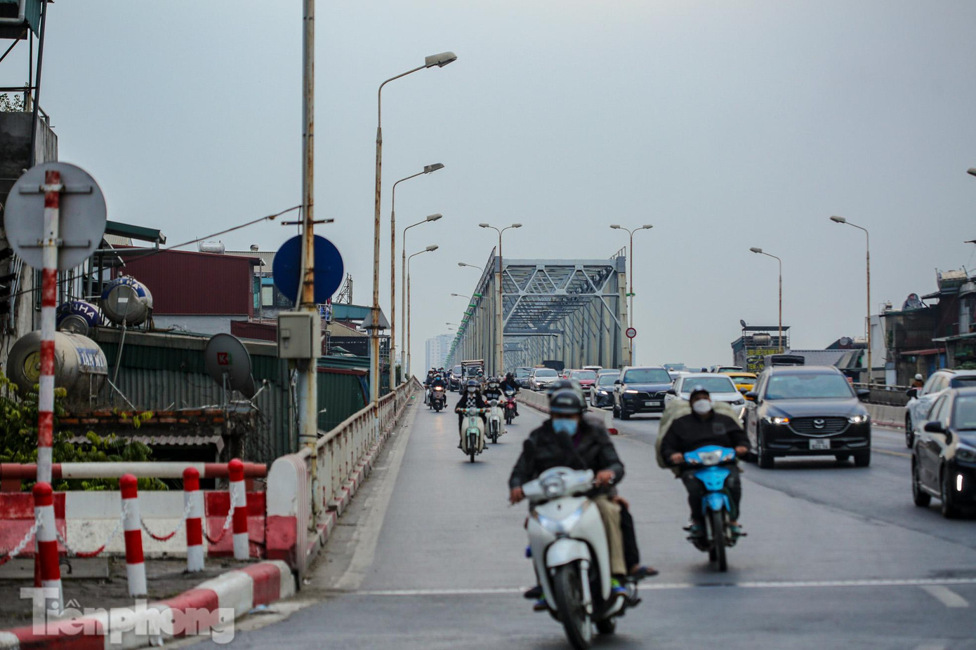 Mới đây, Ban Duy tu các công trình hạ tầng giao thông, Sở GTVT Hà Nội cho biết, đơn vị kiểm định cầu Chương Dương vừa tiếp nhận toàn bộ mặt bằng cầu Chương Dương (bắc qua sông Hồng, Hà Nội) để kiểm định an toàn, từ đó sẽ lập dự án sửa chữa toàn bộ cầu. Việc kiểm định sẽ triển khai xong trong tháng 12.