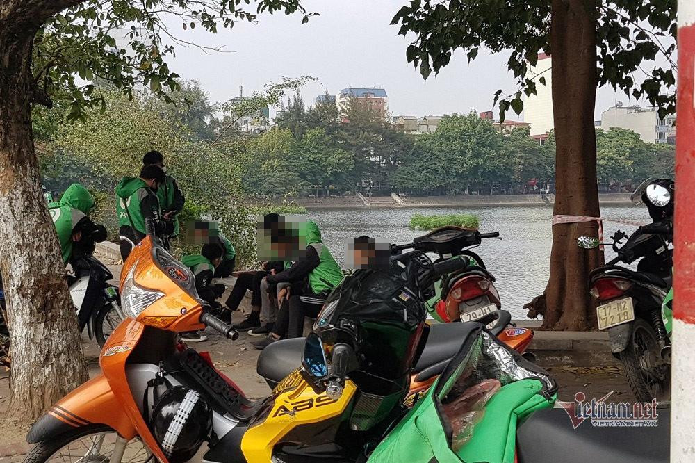 Tài xế xe ôm công nghệ tụ tập bên bờ hồ Xã Đàn (Nam Đồng, Đống Đa) Tài xế xe ôm công nghệ tụ tập bên bờ hồ Xã Đàn (Nam Đồng, Đống Đa)
