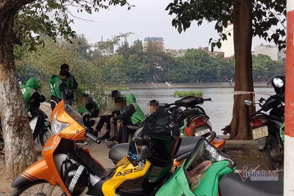 Tài xế xe ôm công nghệ tụ tập bên bờ hồ Xã Đàn (Nam Đồng, Đống Đa)