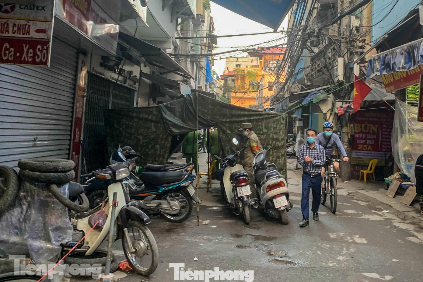 Tại ổ dịch phức tạp như ngõ Khâm Đức (quận Đống Đa, Hà Nội), lực lượng chức năng phải dựng lều dã chiến để kiểm soát ra vào.