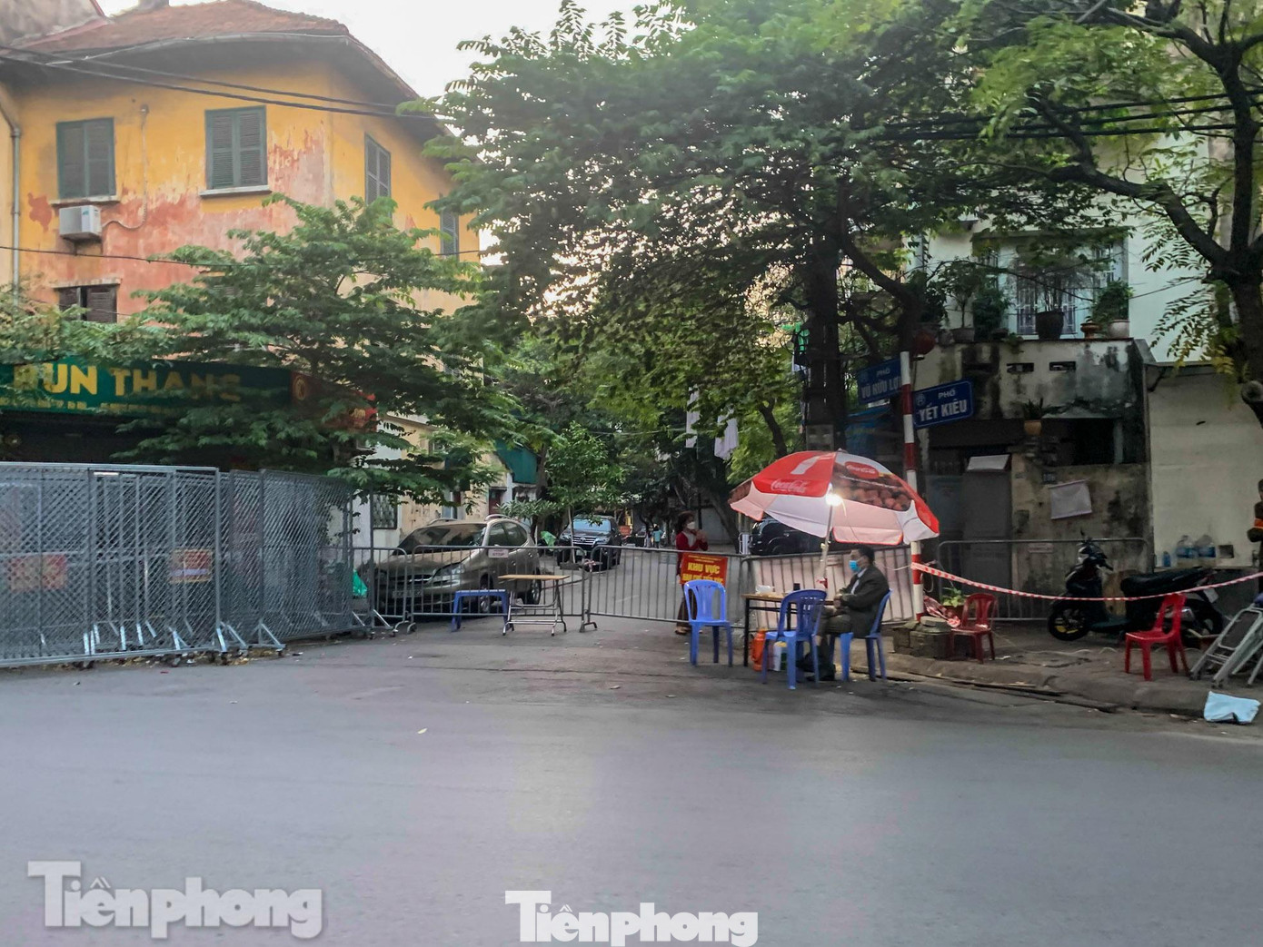 Phố Vũ Hữu Lợi (quận Hai Bà Trưng, Hà Nội) được lực lượng chức năng phong tỏa sau khi ghi nhận hơn 20 ca F0 trong khu vực trên.