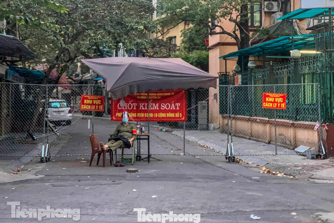 Hình ảnh chốt kiểm soát tại ngõ Đỗ Hành (quận Hai Bà Trưng, Hà Nội).