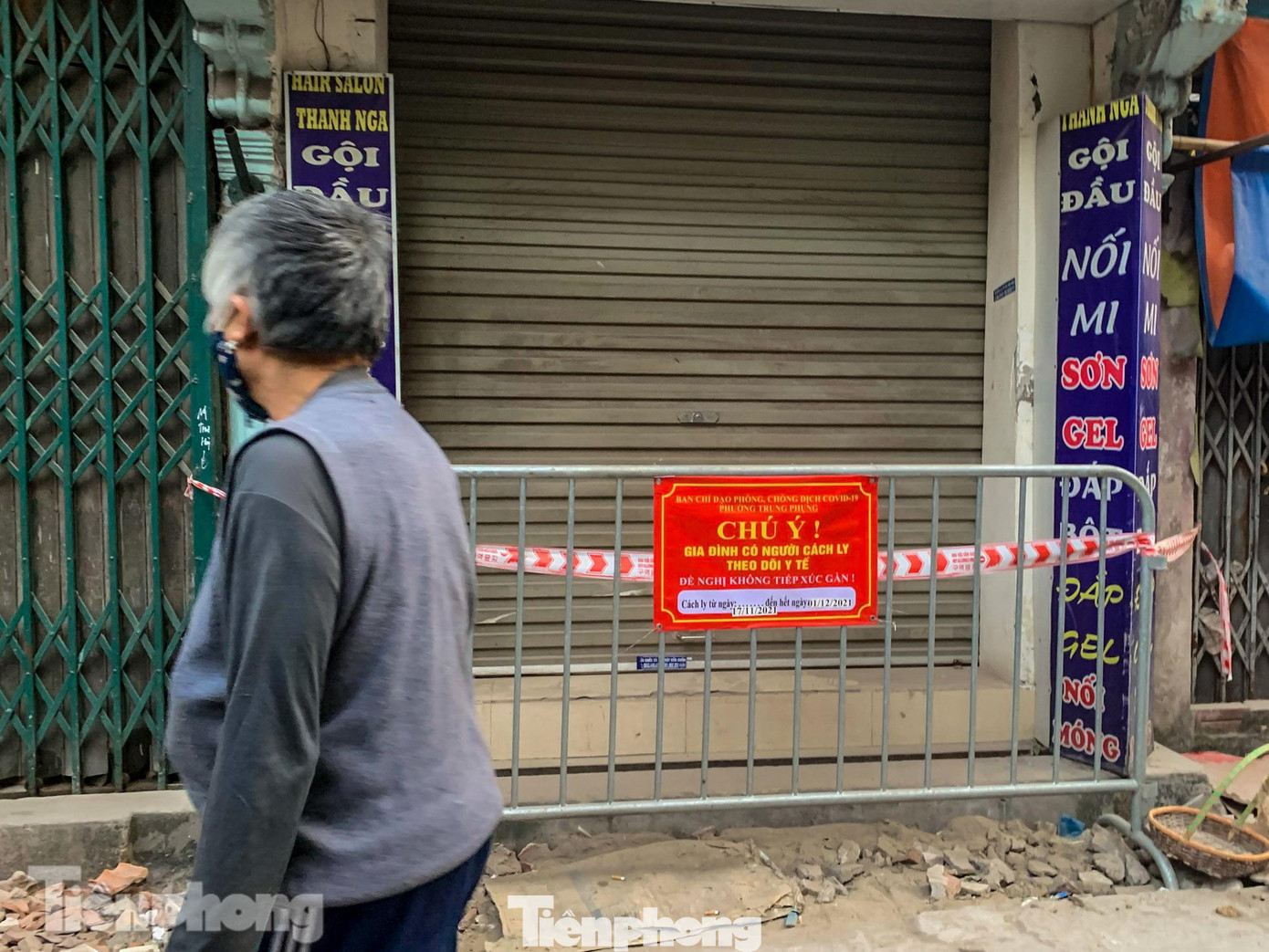 Rào chắn trước cửa với biển thông báo: "Gia đình có người cách ly, theo dõi y tế".