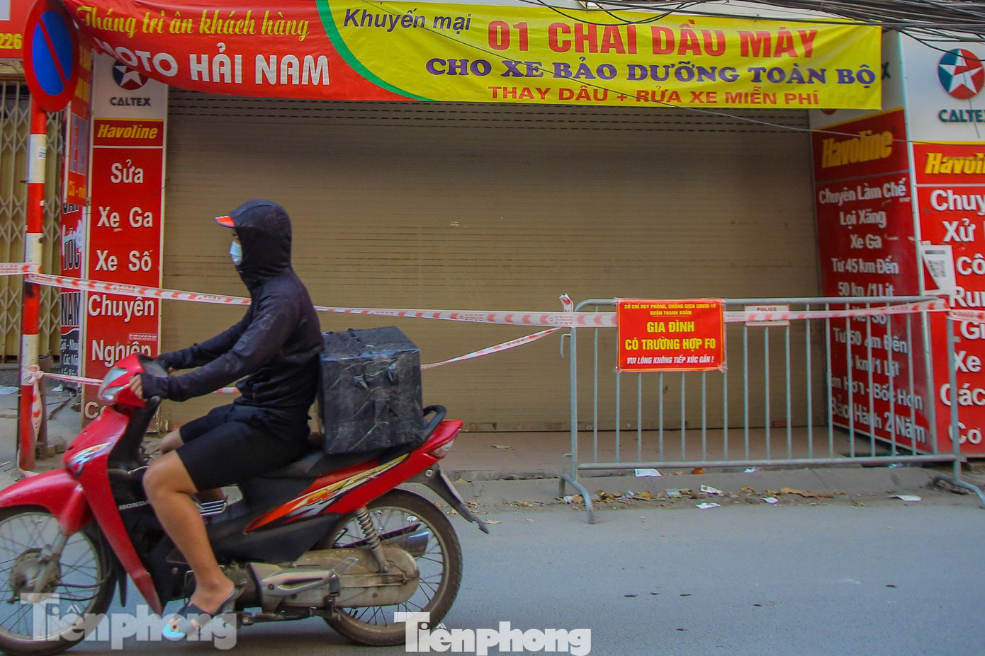 Một dãy nhà bị phong tỏa do có trường hợp F0 trên phố Tô Vĩnh Diện (quận Thanh Xuân, Hà Nội).