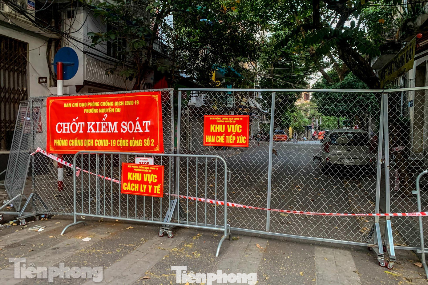 Ghi nhận của PV, những ngày gần đây, không khó để bắt gặp những hàng rào chắn, giăng dây phong tỏa tại khắp các con phố ở Hà Nội như Nguyễn Trãi, Lê Duẩn, Tô Vĩnh Diện, ngõ Chợ Khâm Thiên…