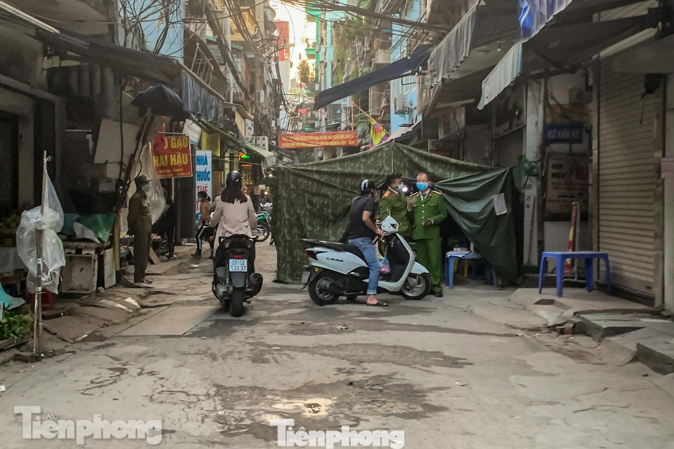 Lều dã chiến được dựng ngay tại ngõ Chợ Khâm Thiên (quận Đống Đa, Hà Nội).