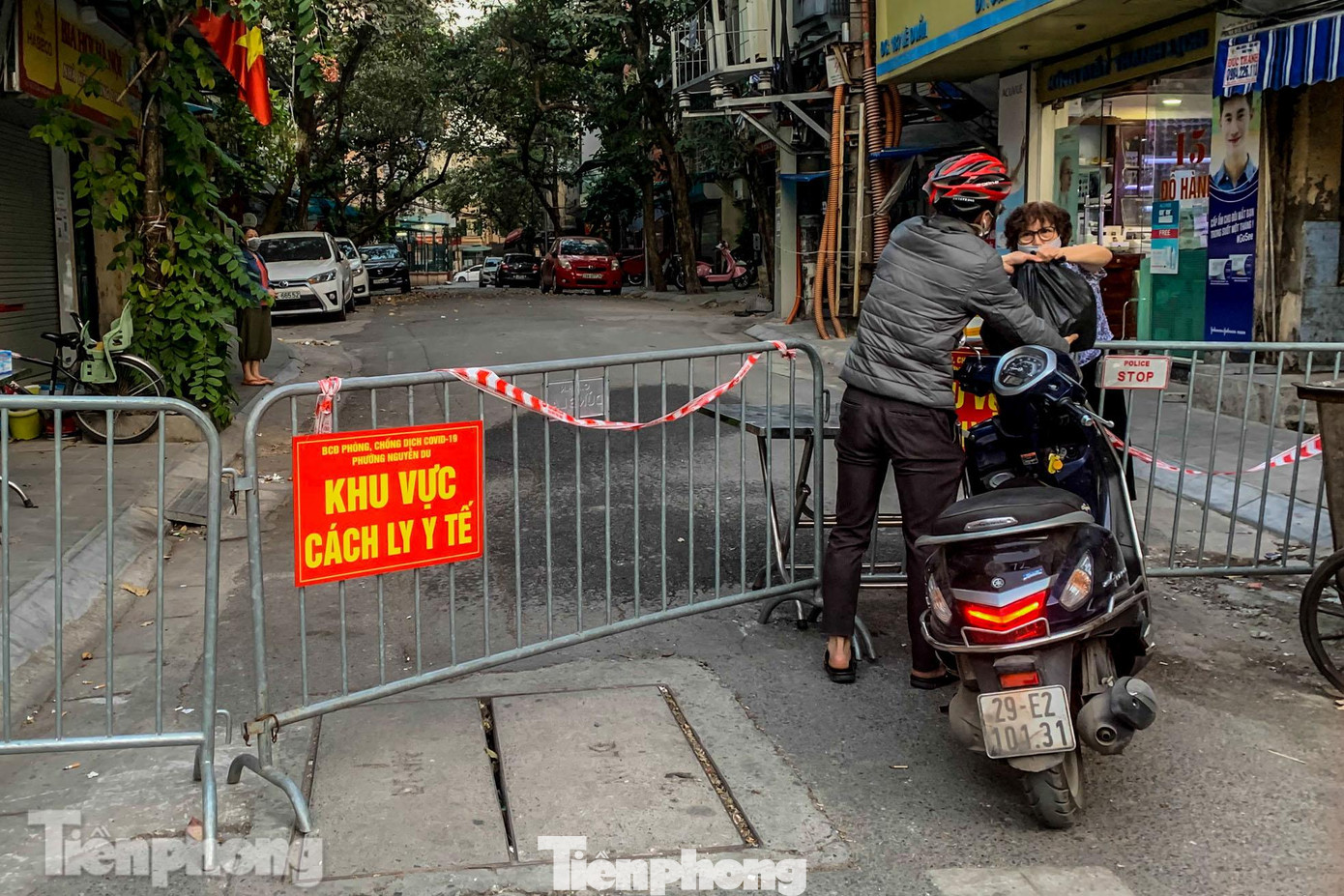 Vận chuyển hàng hóa qua hàng rào chắn.