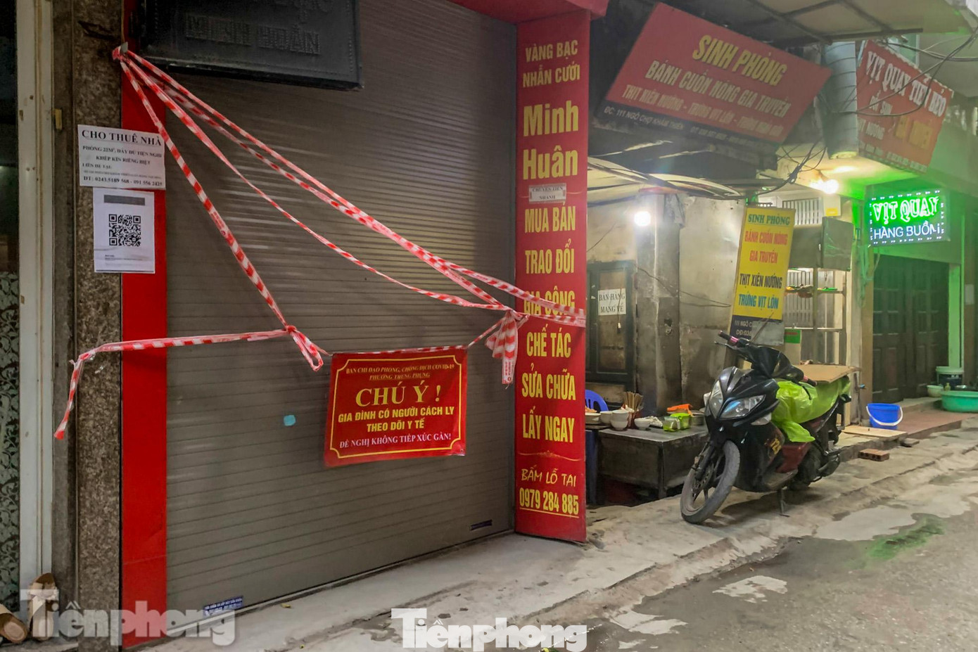 Giăng dây tại nhiều hộ gia đình tại ngõ Chợ Khâm Thiên do có trường hợp liên quan đến các ổ dịch COVID-19.